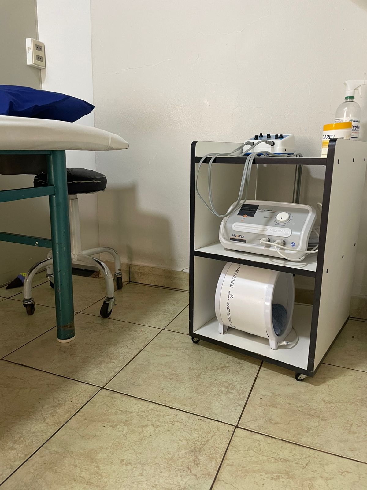 Equipamiento profesional de magnetoterapia y electroterapia para tratamientos de fisioterapia