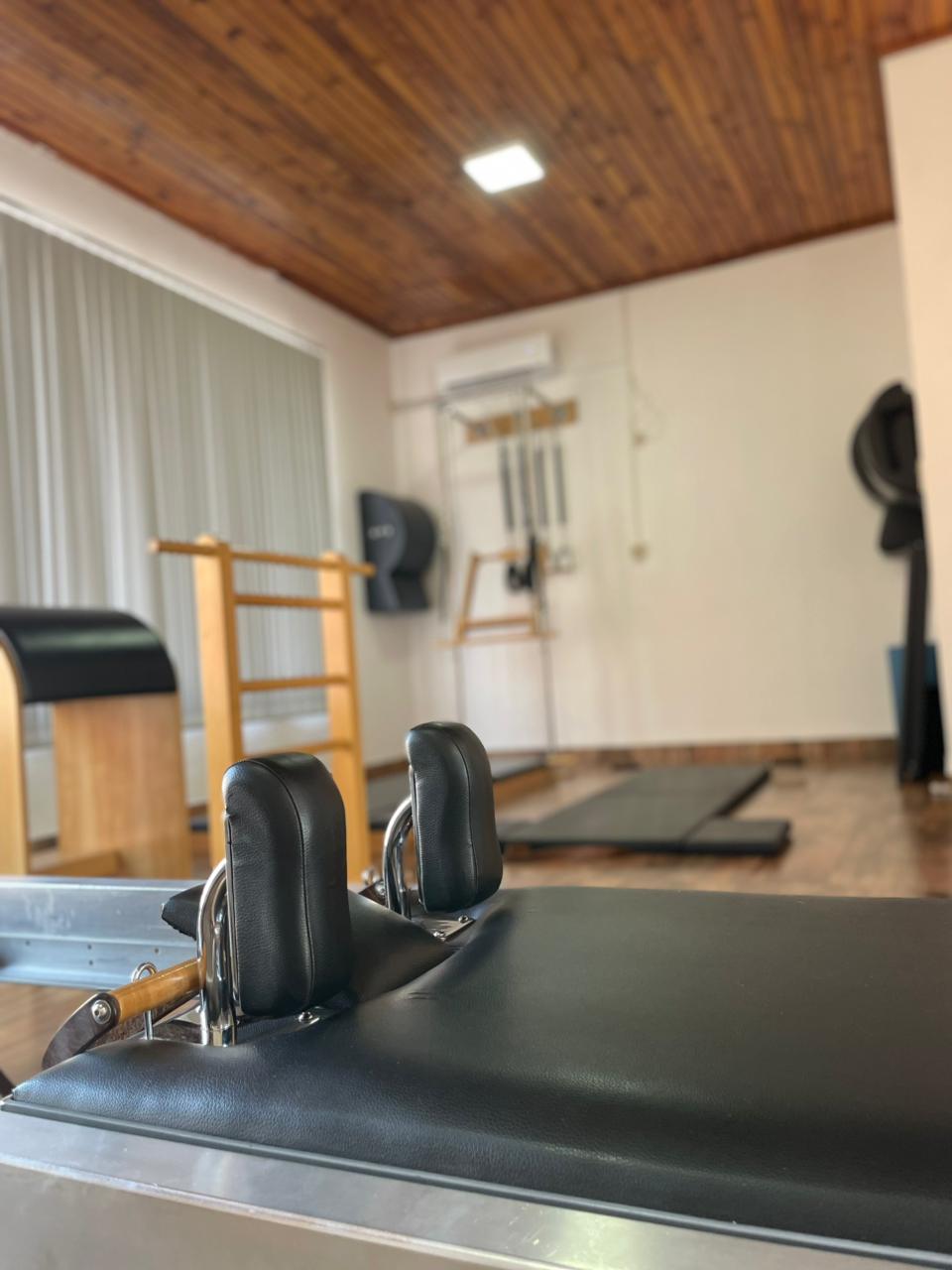 Vista del equipamiento con reformer, mats y wall unit